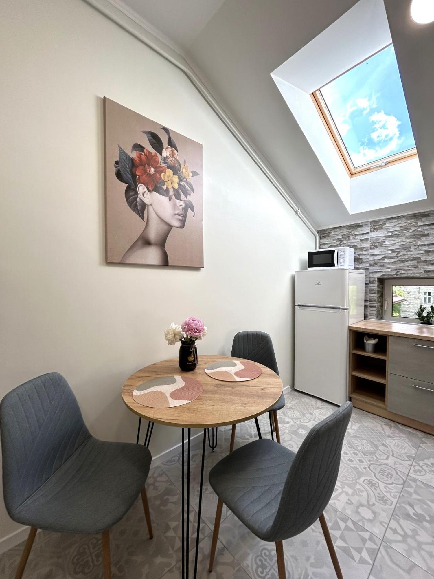 Modern Apartment, 5Mins To Rynok Square Leópolis Exterior foto