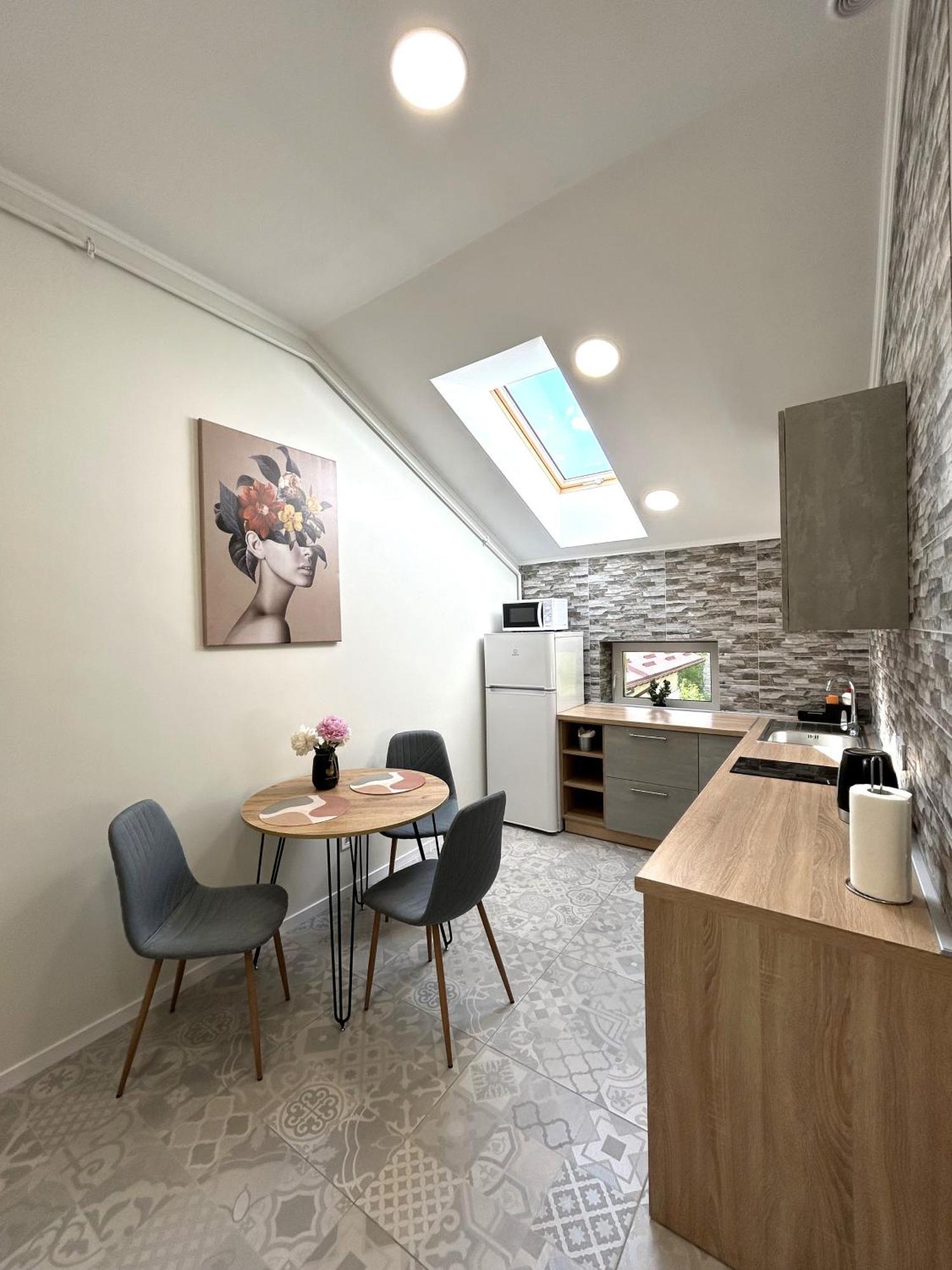Modern Apartment, 5Mins To Rynok Square Leópolis Exterior foto