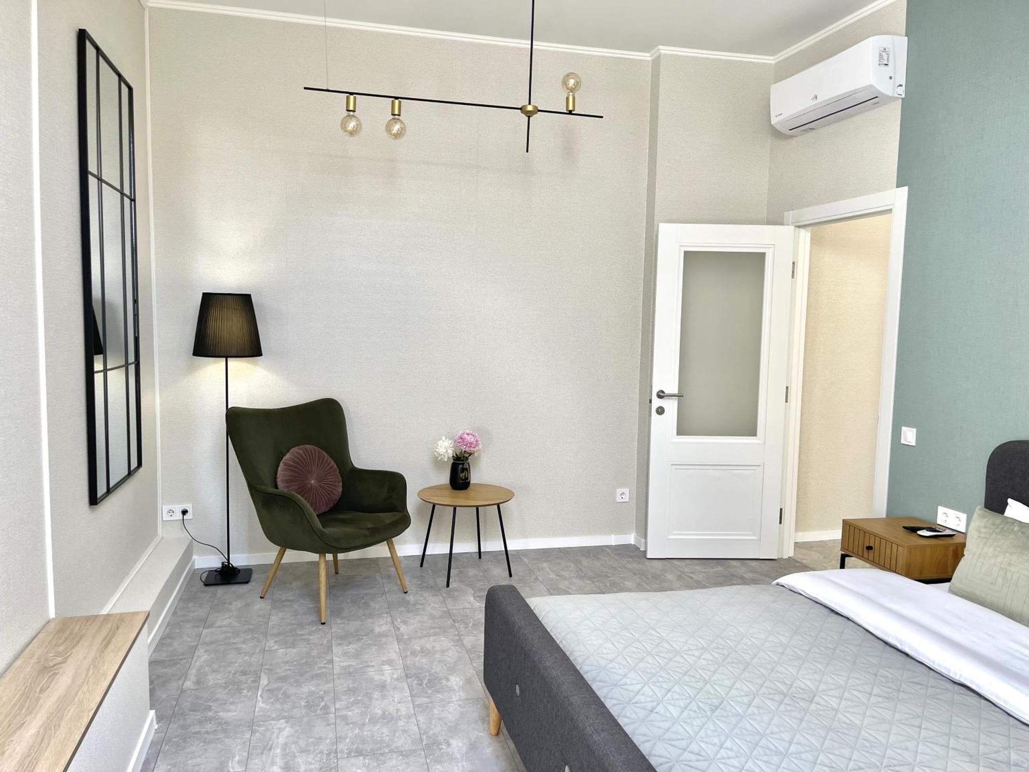 Modern Apartment, 5Mins To Rynok Square Leópolis Exterior foto